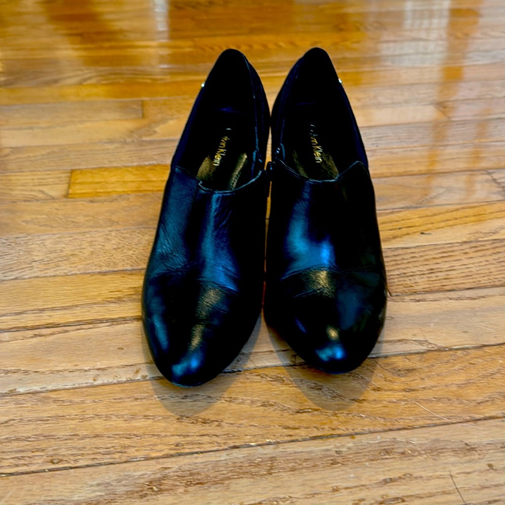 Stylish black leather, high heel shoes, fabric accents. Leather inside and out.